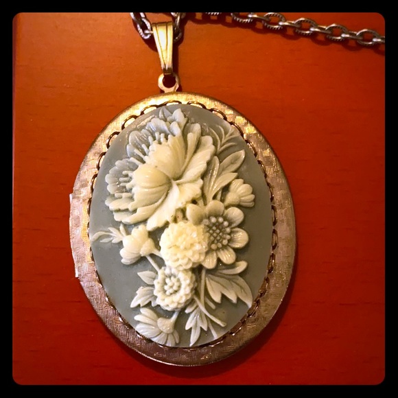 Jewelry - Vintage locket necklace, light blue, ivory flower
